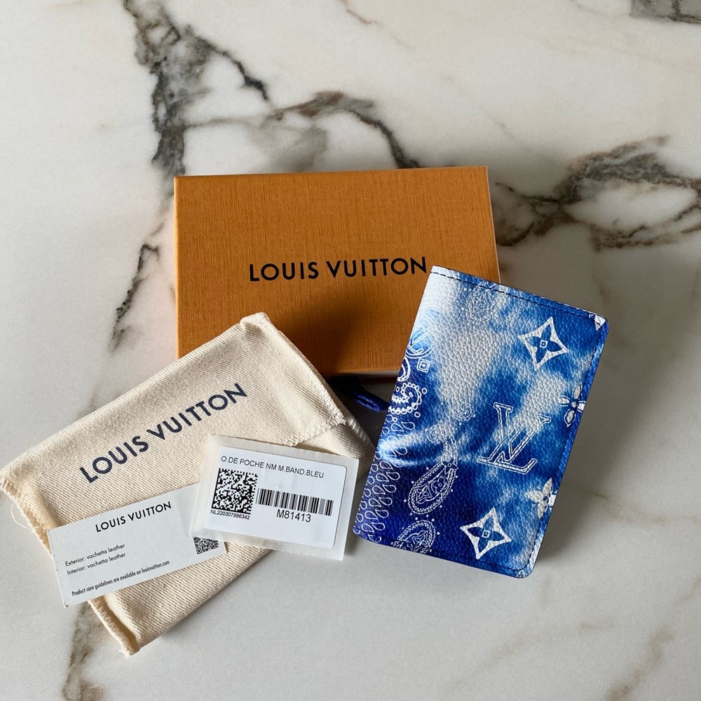 LOUIS VUITTON
Cowhide Monogram Bandana